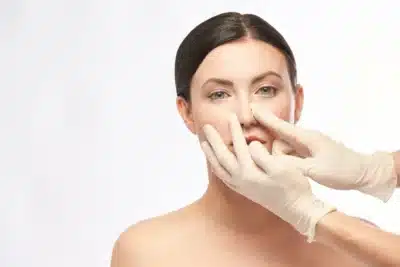 Rhinoplastie et Âge : Quel est le Meilleur Moment pour une Intervention ?